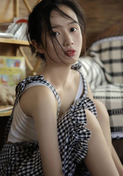 礼炮鸣响，国旗护卫队擎国旗出场！